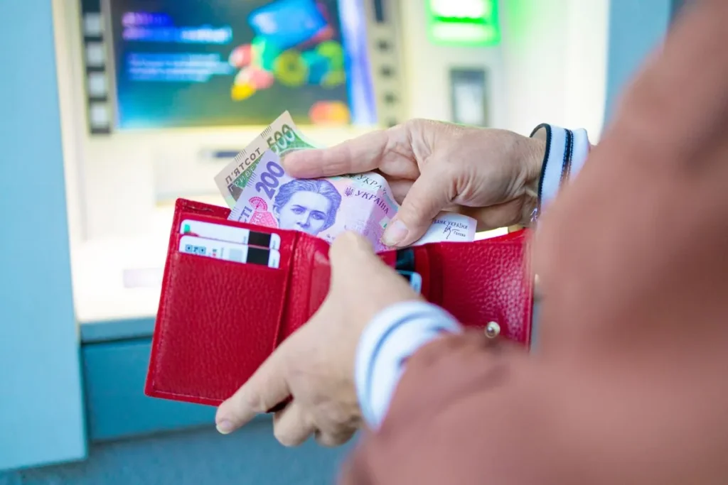 выплаты через центр занятости 8100 грн