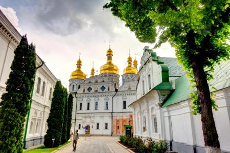 28 червня: церковне свято сьогодні – що за народними повір'ями варто повісити біля входу, щоб захистити дім від усього злого та зберегти добробут.