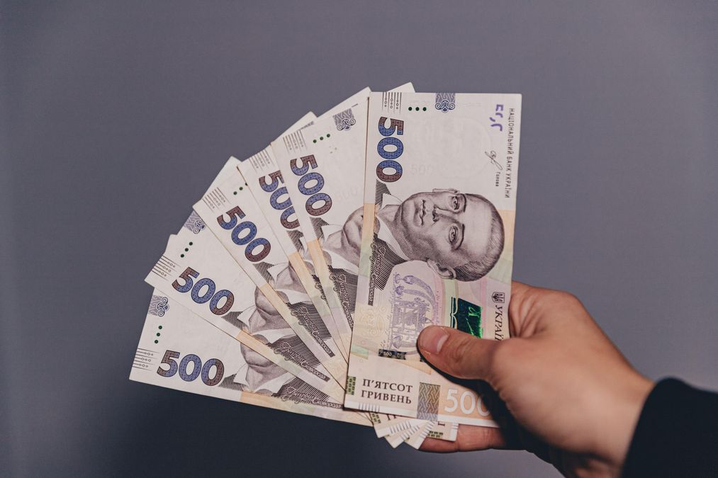 Чи може людина з інвалідністю одночасно працювати та отримувати пенсію: усі нюанси та законодавчі норми щодо виплат і зарплати.