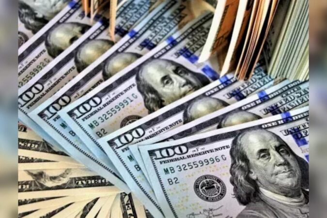 Курс долара на початку осені: чи варто очікувати стрибка до 50 гривень та які прогнози дають експерти