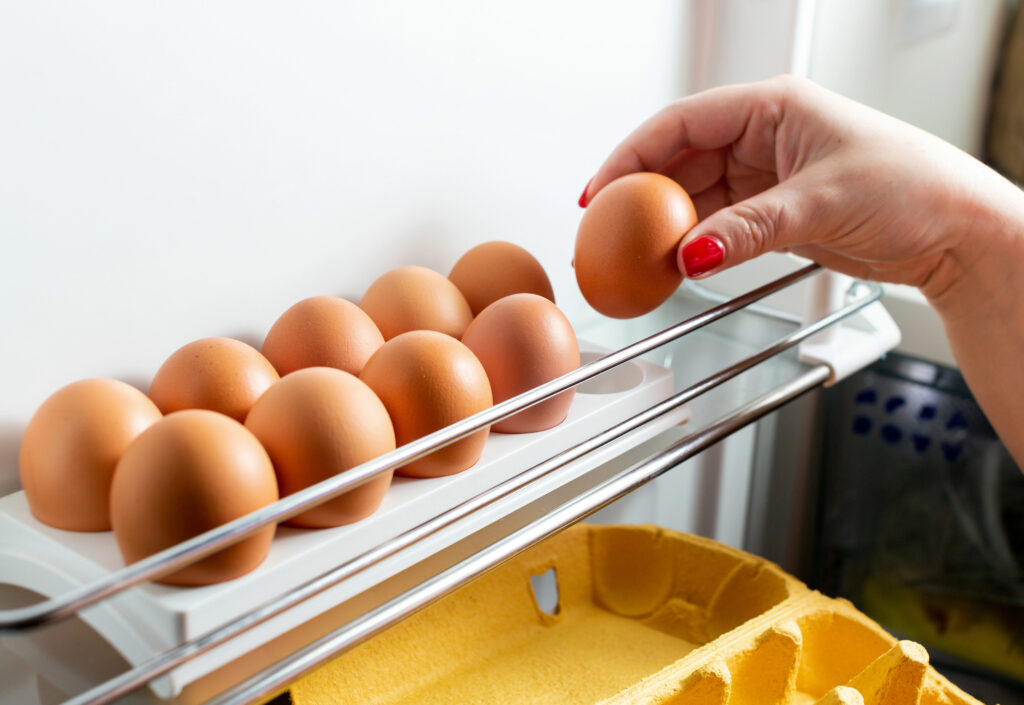 Яйця чи кисломолочний сир: що безпечніше для судин та який продукт краще обрати при високому холестерині — детальний аналіз та поради дієтологів.