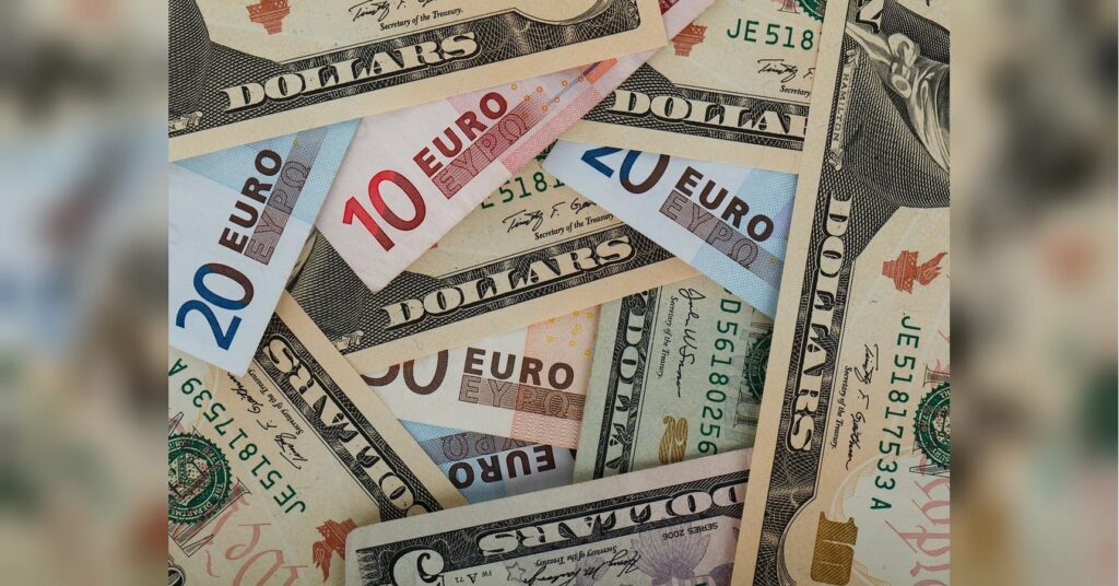 Курс долара у жовтні та тривожний прогноз щодо євро: банкір попередив про можливі зміни на валютному ринку та ризики для європейської валюти.